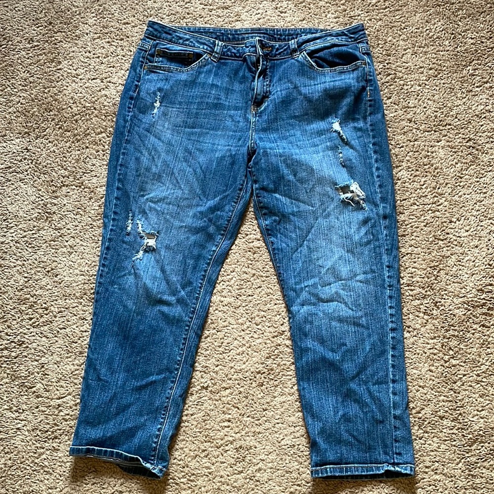 Jennifer Lopez distressed denim capris